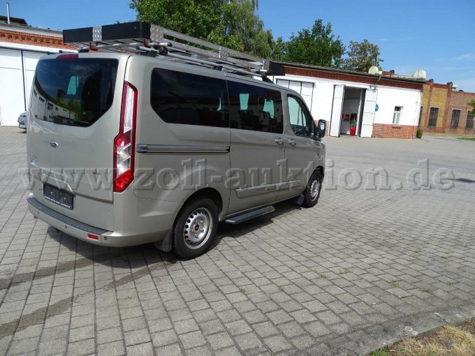 Ford Tourneo Custom Titanium Ansicht von hinten rechts