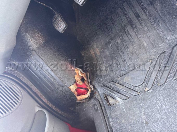 Beschädigung Fahrerseite Fußraum