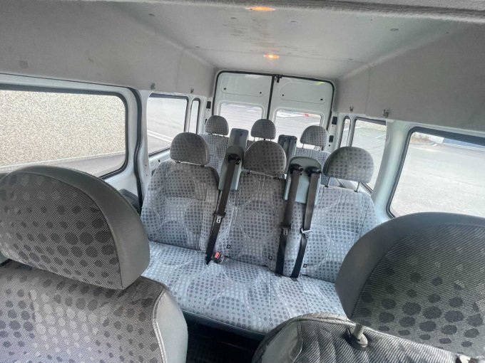 Blick auf zweite und dritte Sitzreihe