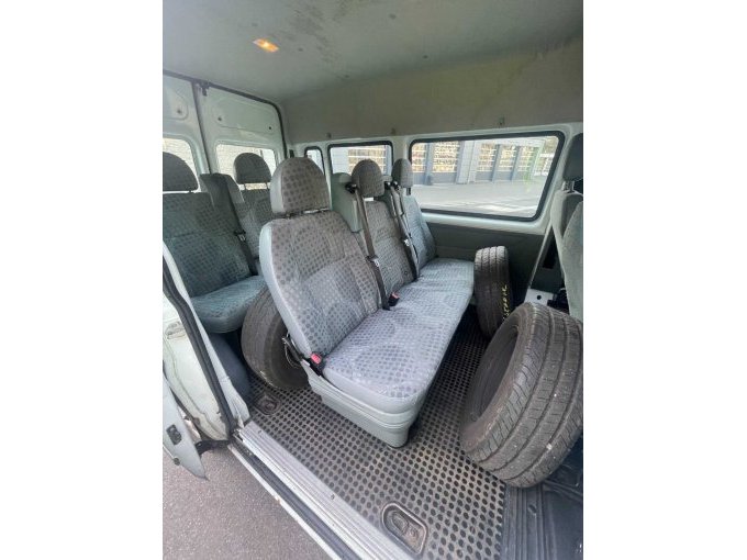 Blick durch die Schiebetür mit zusätzlichen Rädern