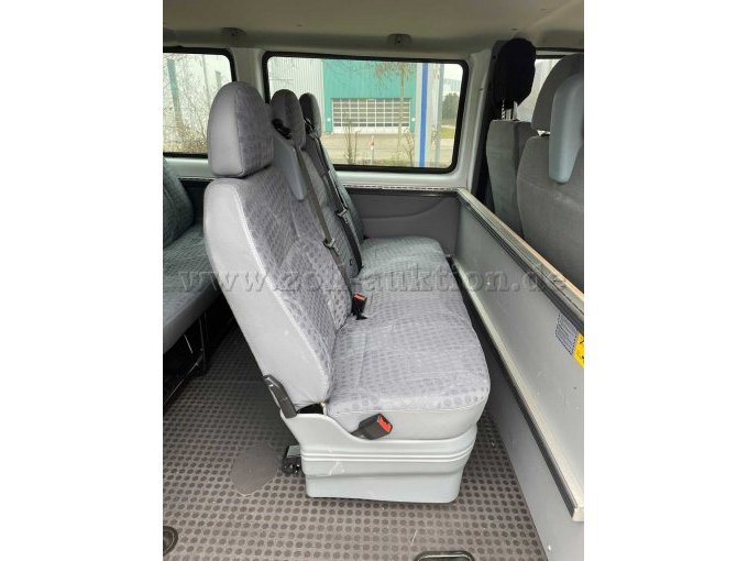 Erste hintere Sitzreihe mit halbhoher Trennwand und Verzurrschiene