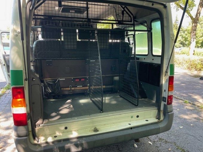 Heckansicht geöffnete Klappe