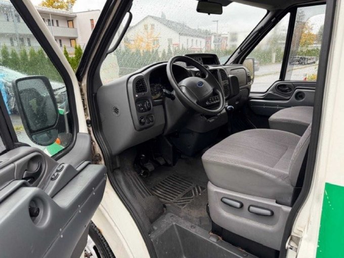 Ansicht Fahrerseite geöffnete Tür