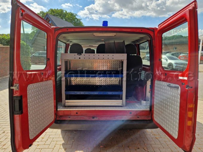 Gepäckraum mit Regalsystem und Feuerlöscherhalter