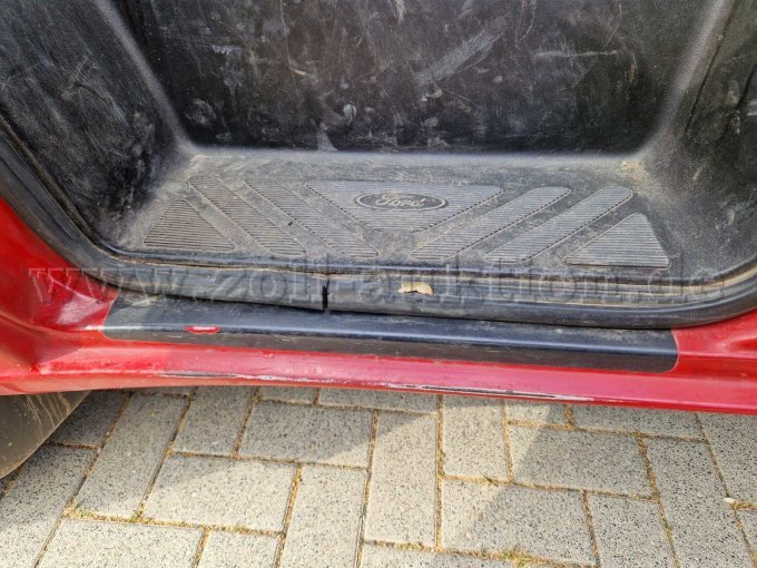 Einstieg vorne links verschrammt