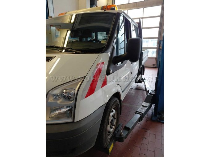 Bild 2:
Ansicht vorne links mit Delle im Kotflügel