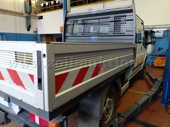 Bild 11:
Ansicht von hinten rechts mit Kratzern in der Ladebordwand