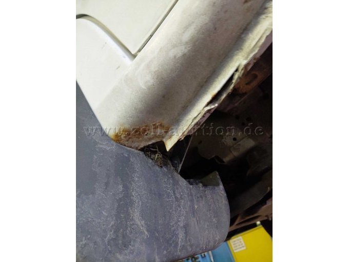 Bild 17:
Rost und Beschädigungen am Einstieg vorne links