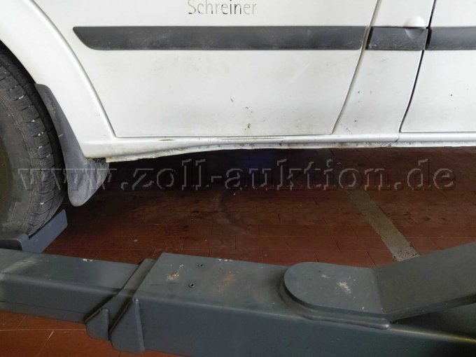 Bild 12:
Einstieg Fahrertür mit Deformierungen und Kratzern