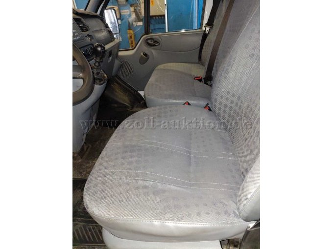 Bild 4:
Fahrersitz und Beifahrersitzbank leicht verschmutzt und mit Gebrauchsspuren