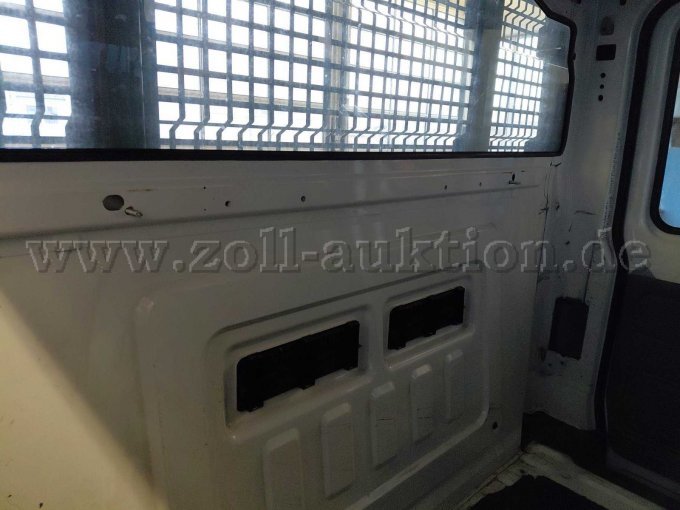 Bild 14:
Rückwand des Fahrgastraumes mit Gitter