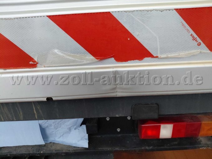 Bild 9:
Delle in der hinteren Ladebordwand