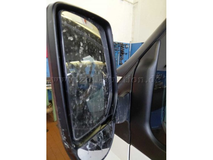 Bild 3:
Beschädigtes Glas des Glaswinkelspiegels auf der Fahrerseite