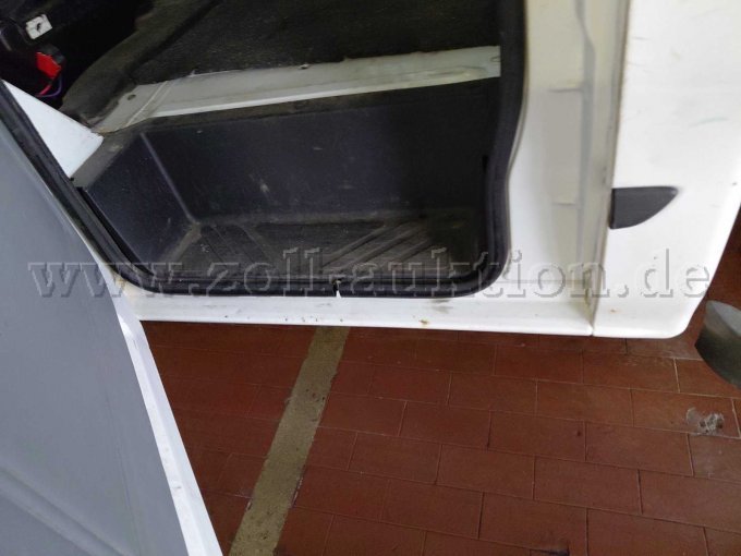 Bild 6:
Einstieg hinten Fahrerseite mit Kratzern, Dellen und leichten Anrostungen