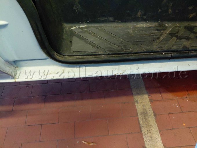 Bild 13:
Einstieg Beifahrerseite hinten mit Kratzern und Anrostung