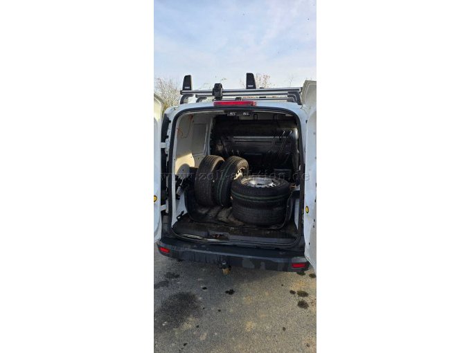 Im Kofferraum liegen die Winterreifen