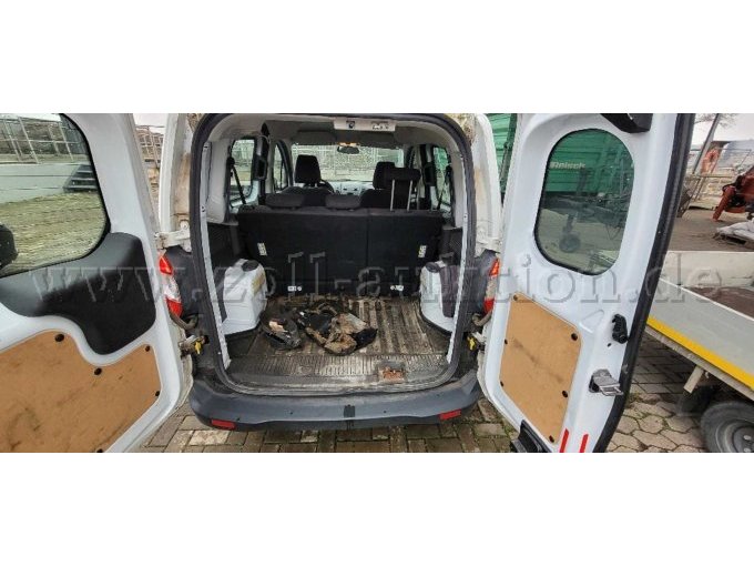 Laderaum mit Hecktüren, auf der Ladefläche liegt die Motorabdeckung und Zahnriemen