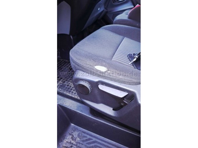 Fahrersitz, sichtbare Beschädigung; ein Loch auf der linken Sitzseite.