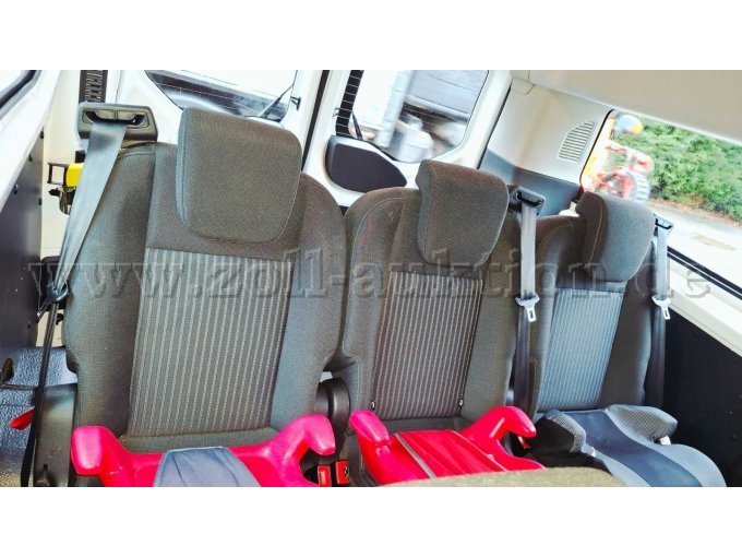 zweite Sitzreihe mit Kindersitzen.