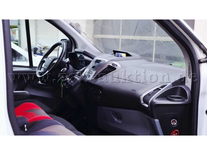 Beifahrerseite mit Kindersitzen.