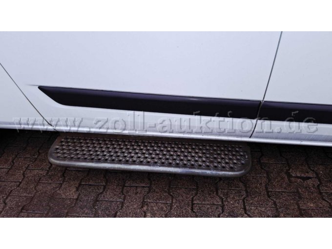 Auf der rechten Autoseite befindet sich eine Tritthilfe zum Einsteigen.