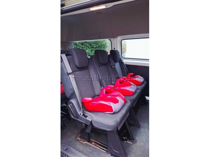 Kindersitze in der ersten Sitzreihe.