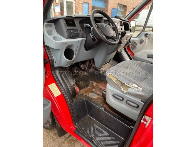 Fahrerraum, Sitz beschädigt, Boden beschädigt u. Roststellen