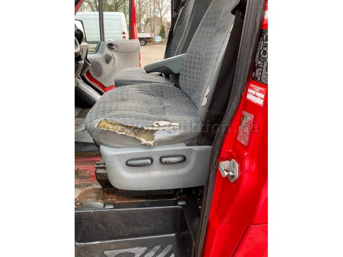 Fahrersitz beschädigt