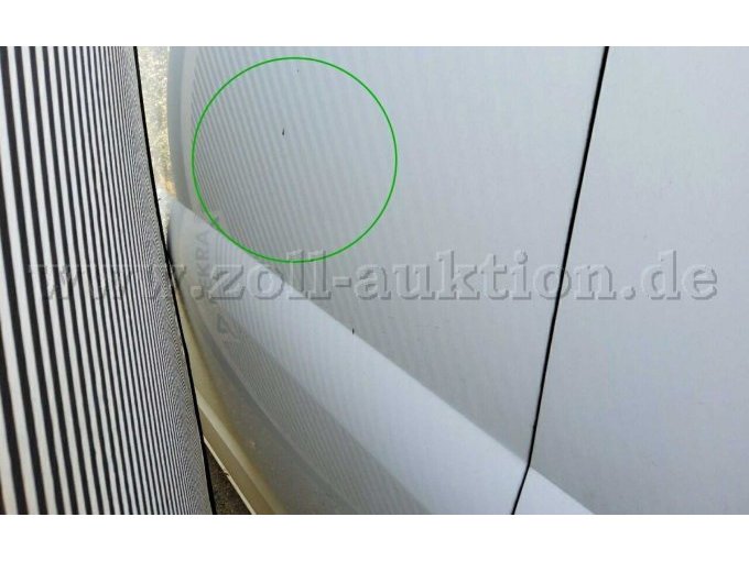 Seitenteil, links mehrfach eingedellt