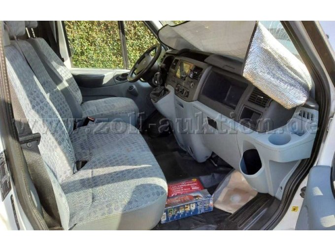 Fahrzeuginnenraum durch die Beifahrertür