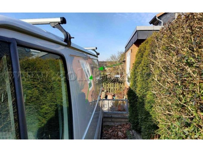 Seitenteil links mehrfach eingedellt