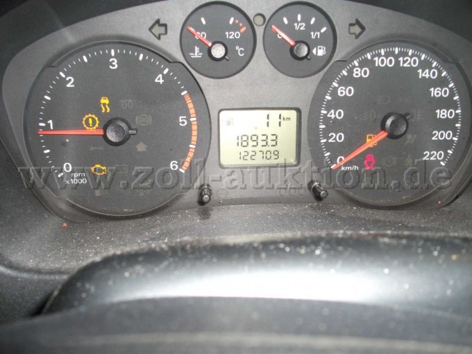 Ansicht Cockpit mit Kilometerstand und Warnleuchten