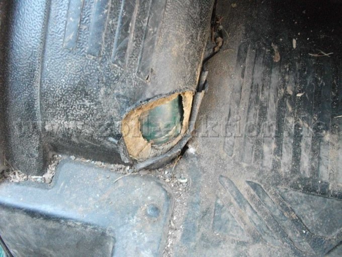 Ansicht beschädigter Boden am Radlauf innen links