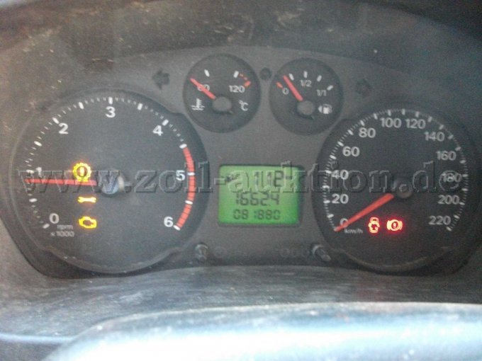 Ansicht Cockpit mit Kilometerstand und aktive Warnleuchten