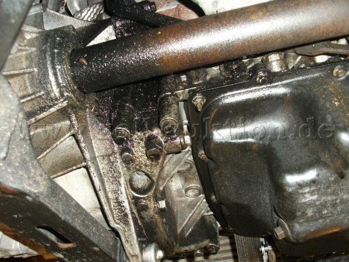 Ansicht unterer Bereich Motorblock mit starken Ölverlust vom Turbolader