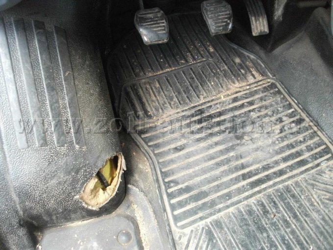 Ansicht Verkleidung Fußbereich mit verschlissenen Pedalgummis