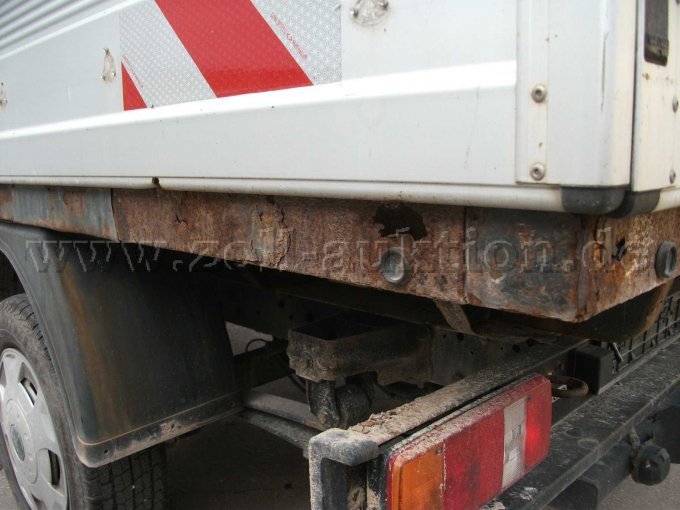 Ansicht Korrosion mit Durchrostungen vom Aufbau