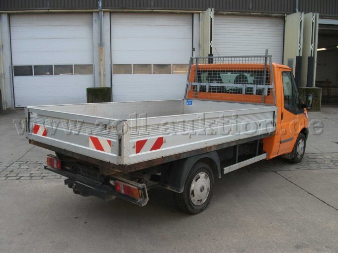 Ansicht hinten rechts mit deformierten Unterfahrschutz