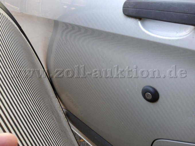 Tür vone links deformiert und Lackierung beschädigt