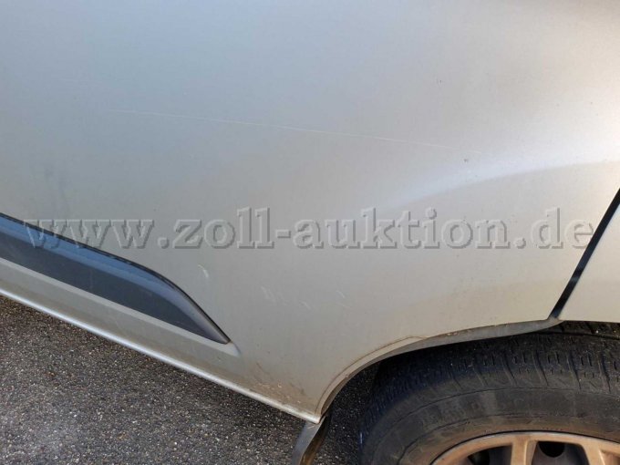 Tür vone rechts zerkratzt