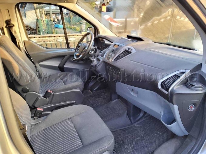 Fahrzeuginnenraum durch Beifahrertür