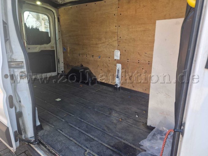 Ford Transit - Laderaum - Ansicht von der Schiebetüre