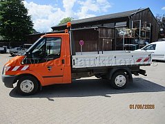 Seitenansichtlinks des Fahrzeuges mit Warnmarkierungen.