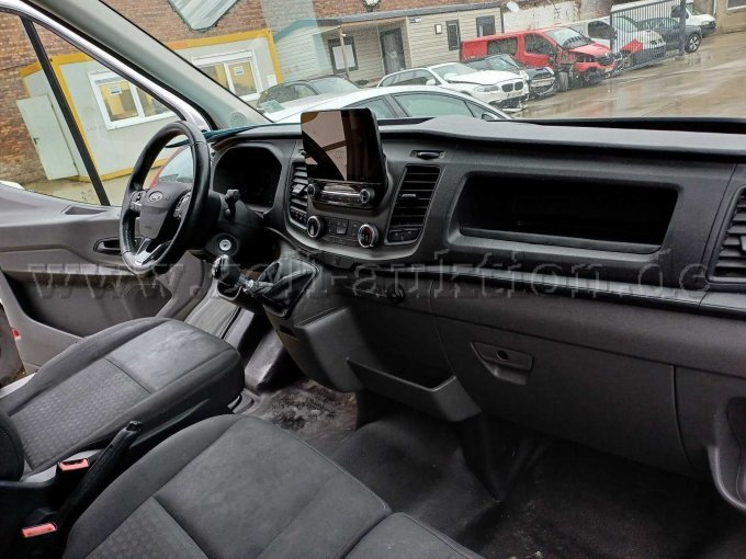 Ford Transit - Armaturen und Vordersitze