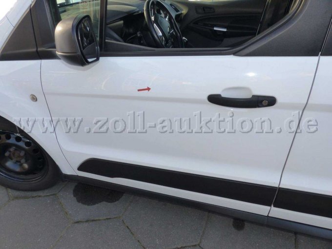 sichtbare Klebereste der Firmenbeschriftung und Lackschaden