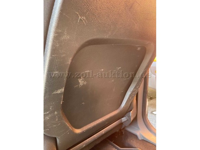 Beifahrersitz hinten verkratzt