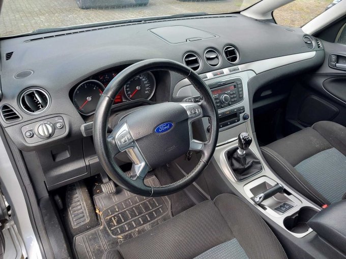 Ansicht Fahrer und Beifahrerbereich innen