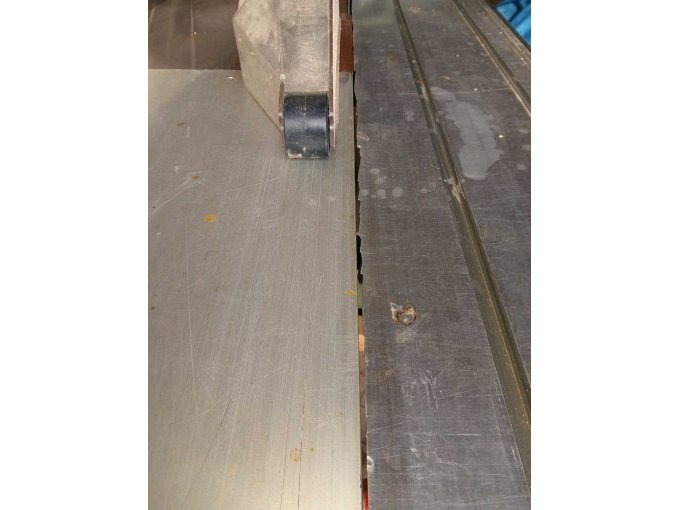 Beschädigung am Schiebetisch.