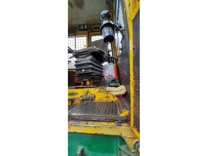 Drehsitz / Joystick-Steuerung (f. Rückeanhänger)
Sitzflächenpolster - starke Gebrauchsspuren