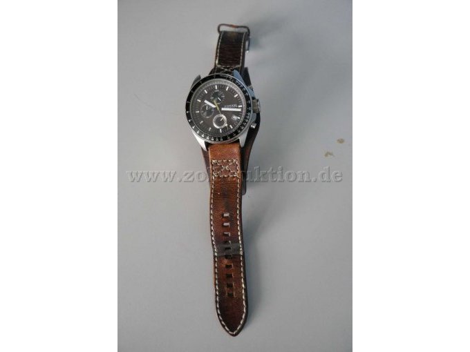 Die Uhr mit Armband in der Länge
